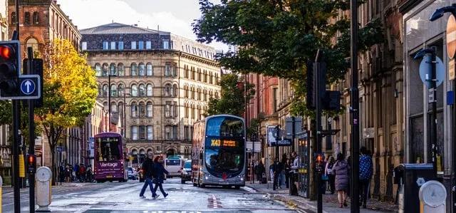 pessoas a andar na conhecida Princess Street em Manchester