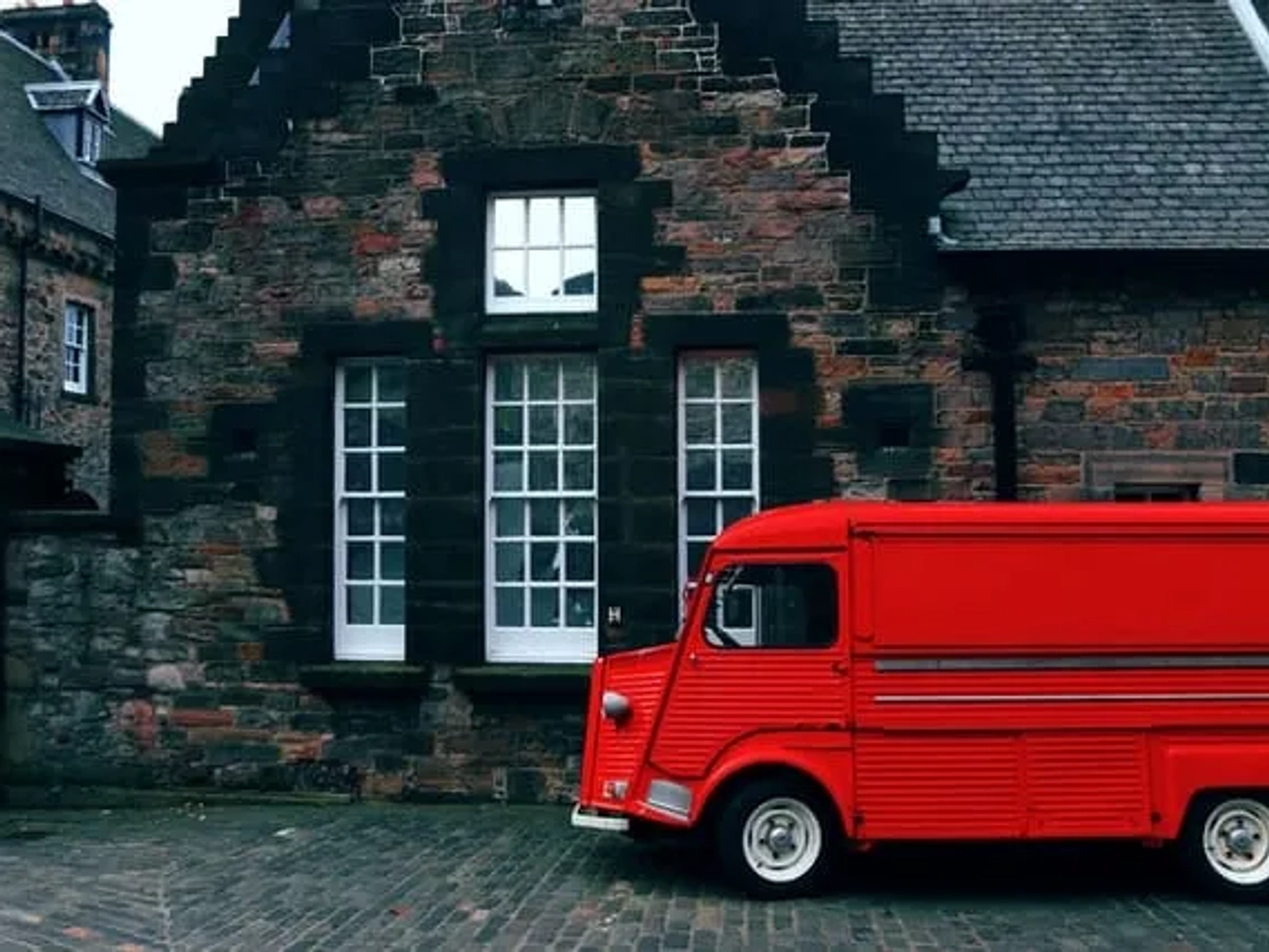 carrinha vermelha em Castle Court em Edimburgo no Reino Unido