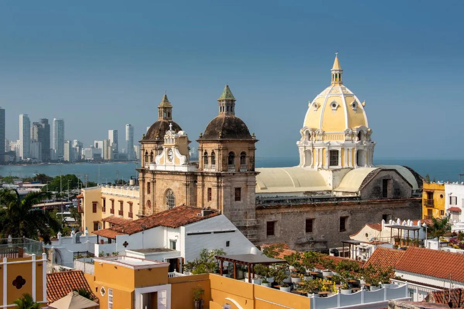 Vista panorámica de Cartagena de Indias, destacando su arquitectura colonial y el mar.