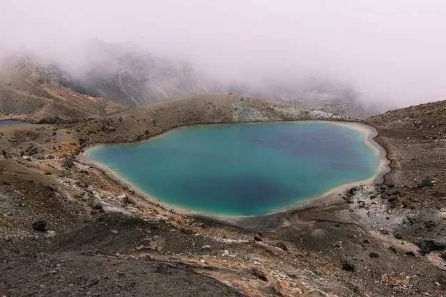 lago no meio de uma montanha na nova zelândia