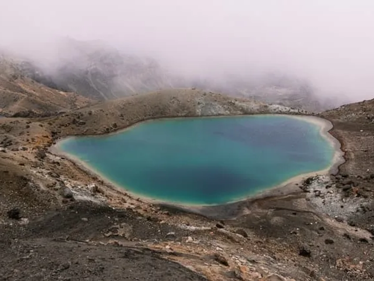 lago no meio de uma montanha na nova zelândia