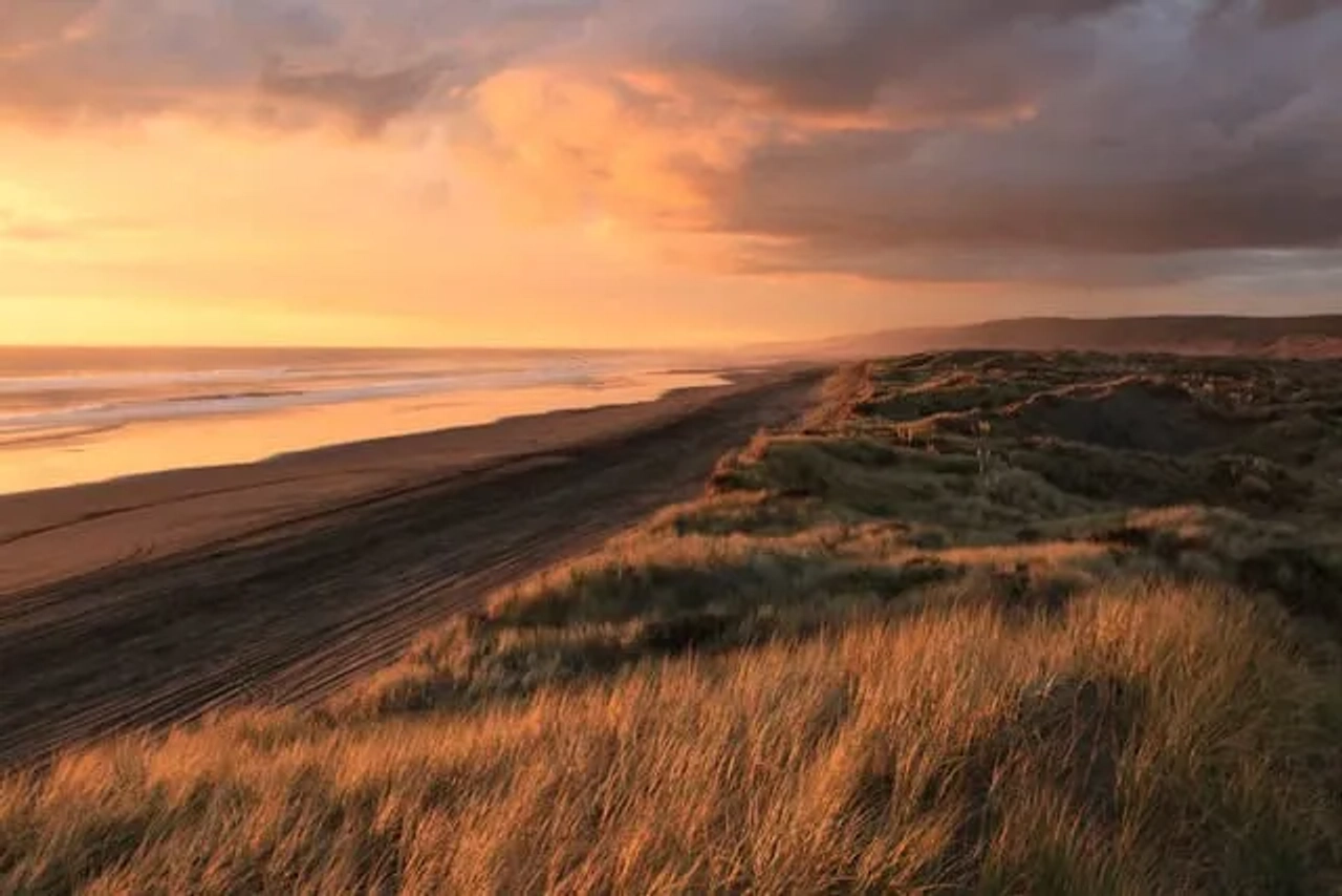 praia ao por do sol em Port Waikato, Tuakau, Auckland, Nova Zelandia