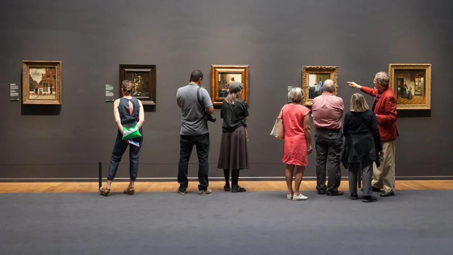 pessoas apreciam quadros num dos museus de amesterdao