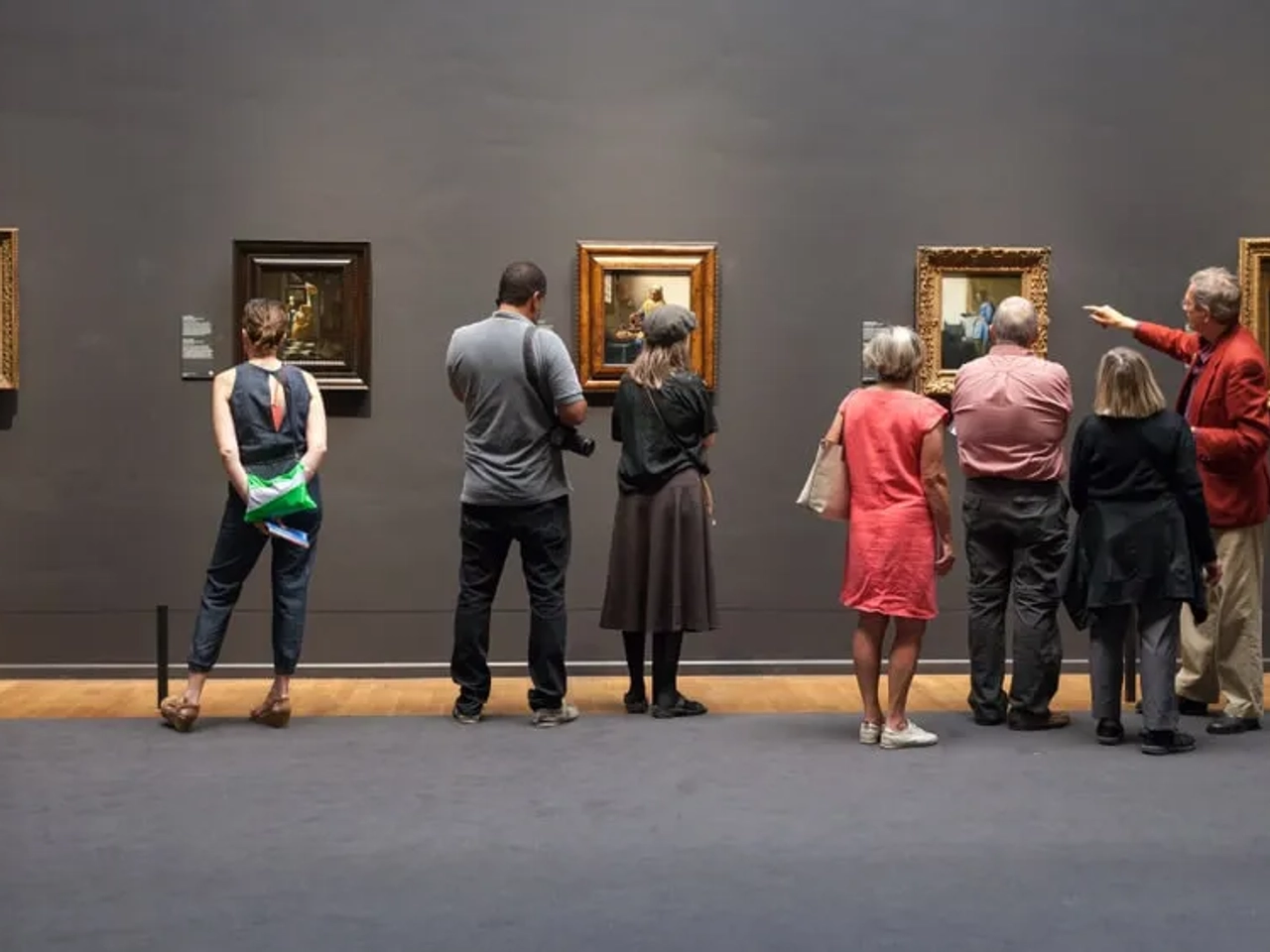 pessoas apreciam quadros num dos museus de amesterdao