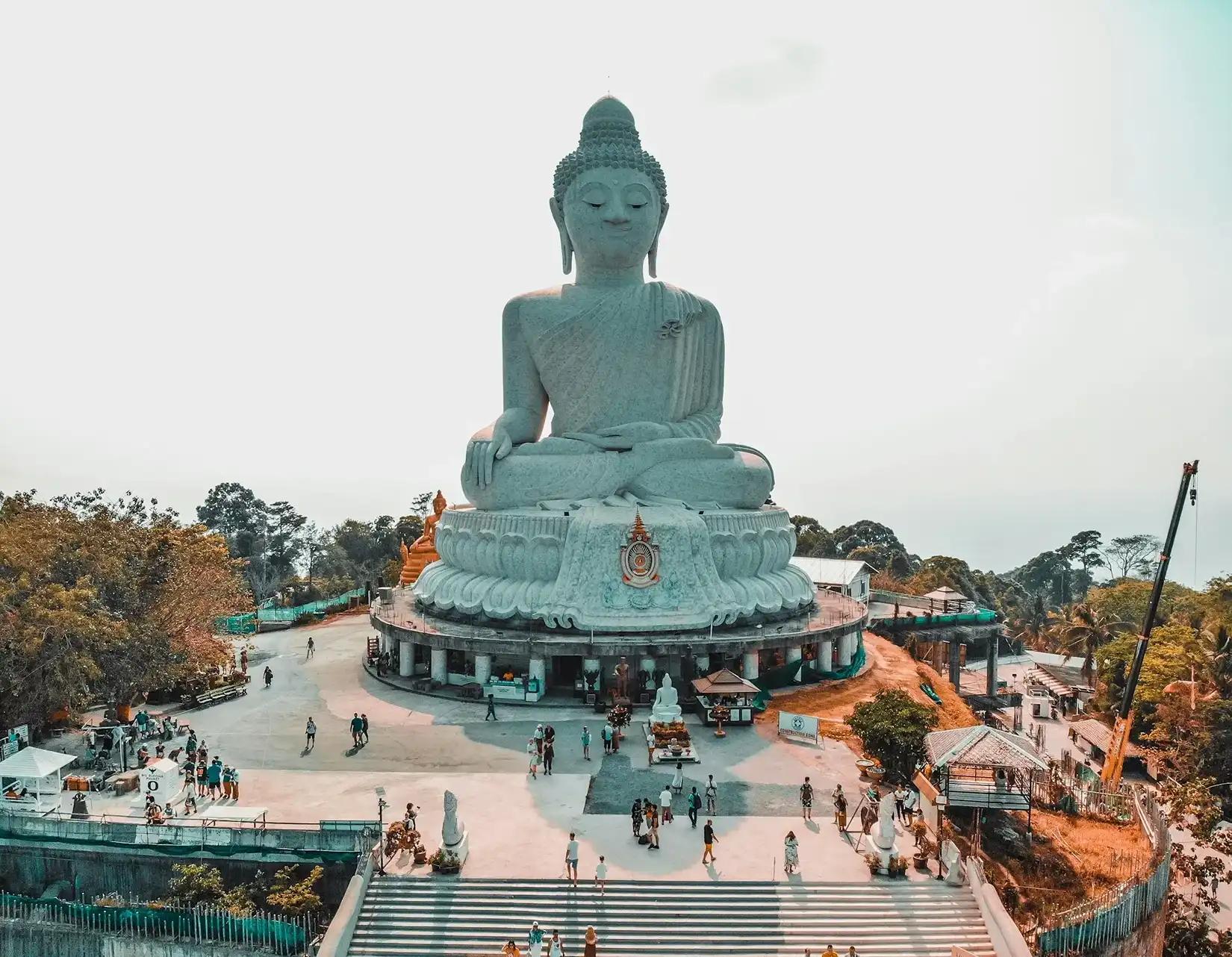 vista aerea di tempio con statua di buddha gigante a Phuket, in Thailandia