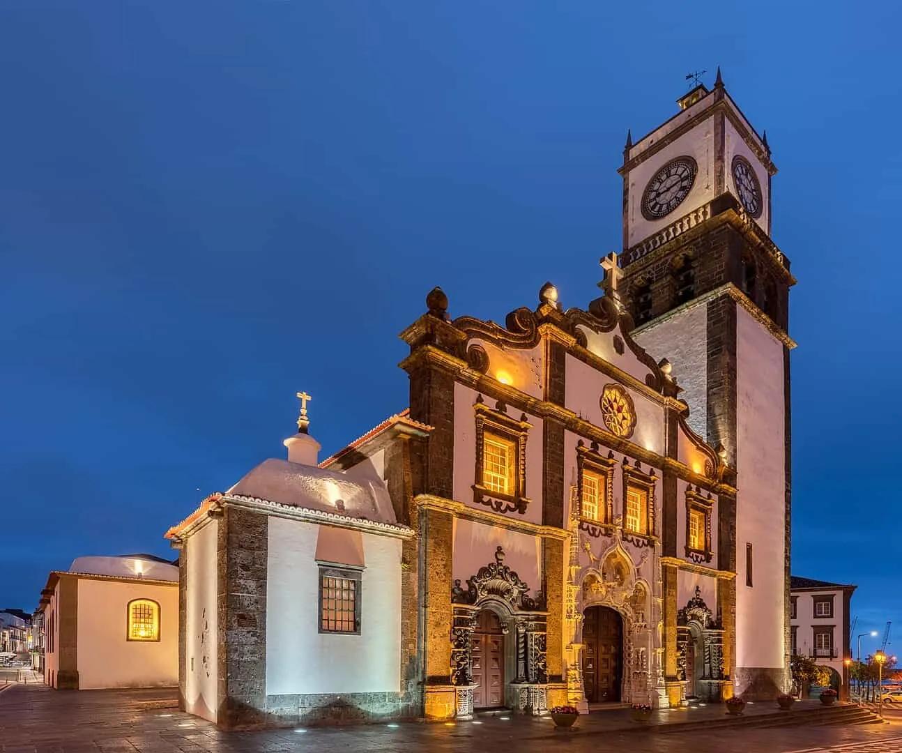 Igreja de São Sebastião em Ponta Delgada, iluminada ao entardecer.