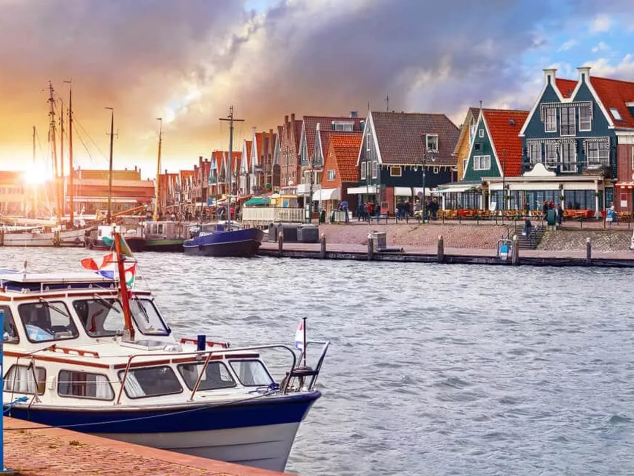 vista panoramica das margens de voledam, com um barco atracado