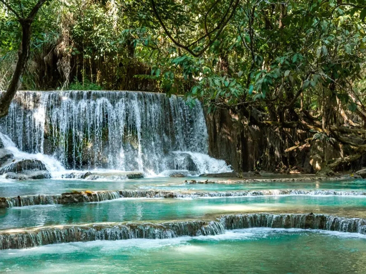 cascata de kuang si no laos