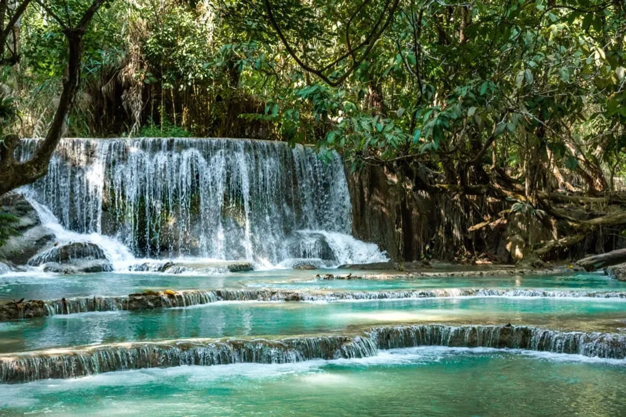 cascata de kuang si no laos