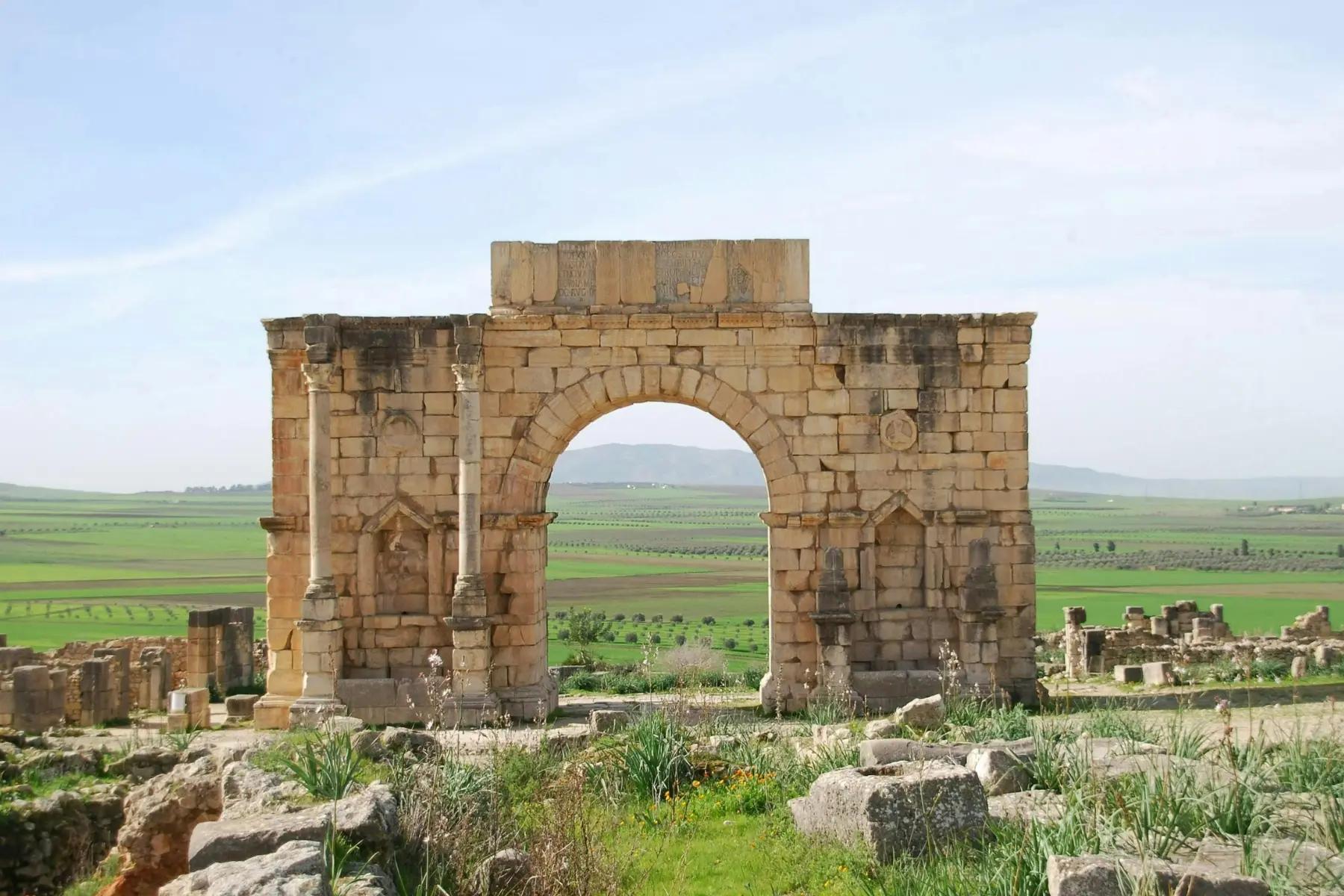 Arco de Caracala nas ruínas romanas de Volubilis, em Marrocos