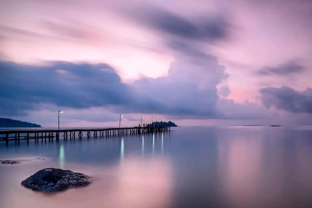 vista do porto durante o nascer do sol em koh rong