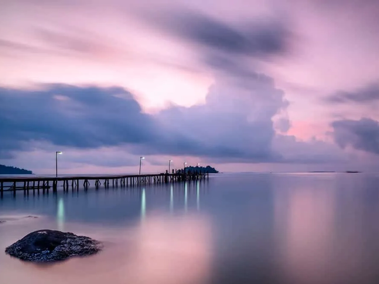 vista do porto durante o nascer do sol em koh rong