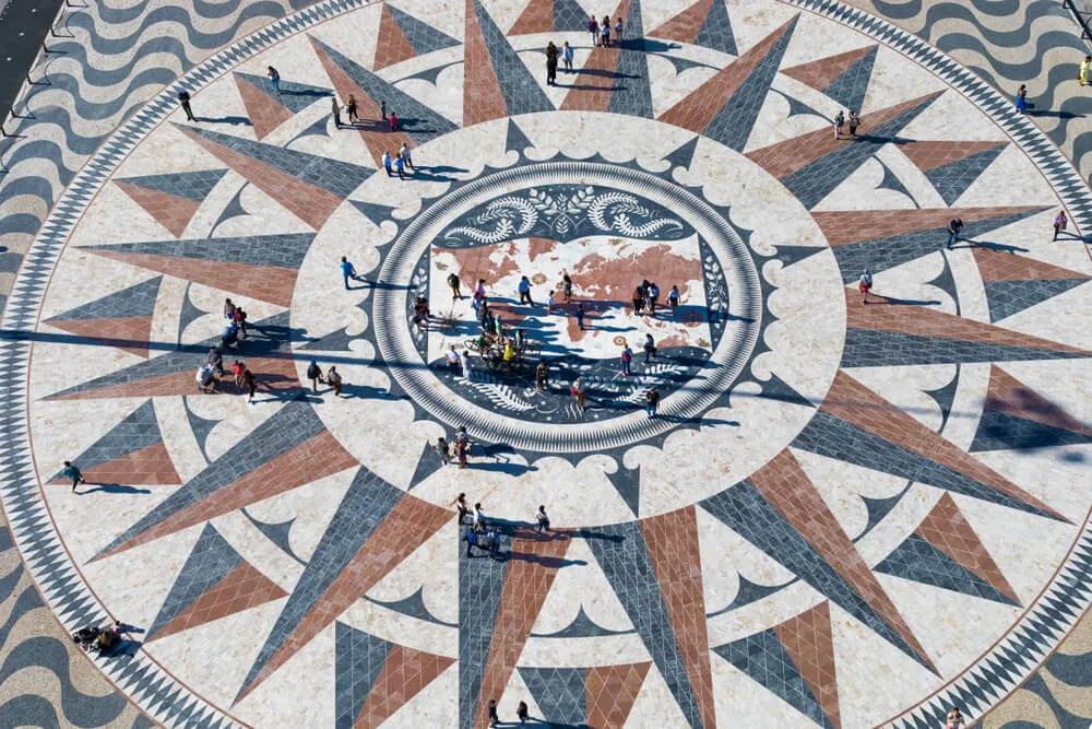 vista da rosa dos ventos desde o alto do miradouro do padrão dos descobrimentos