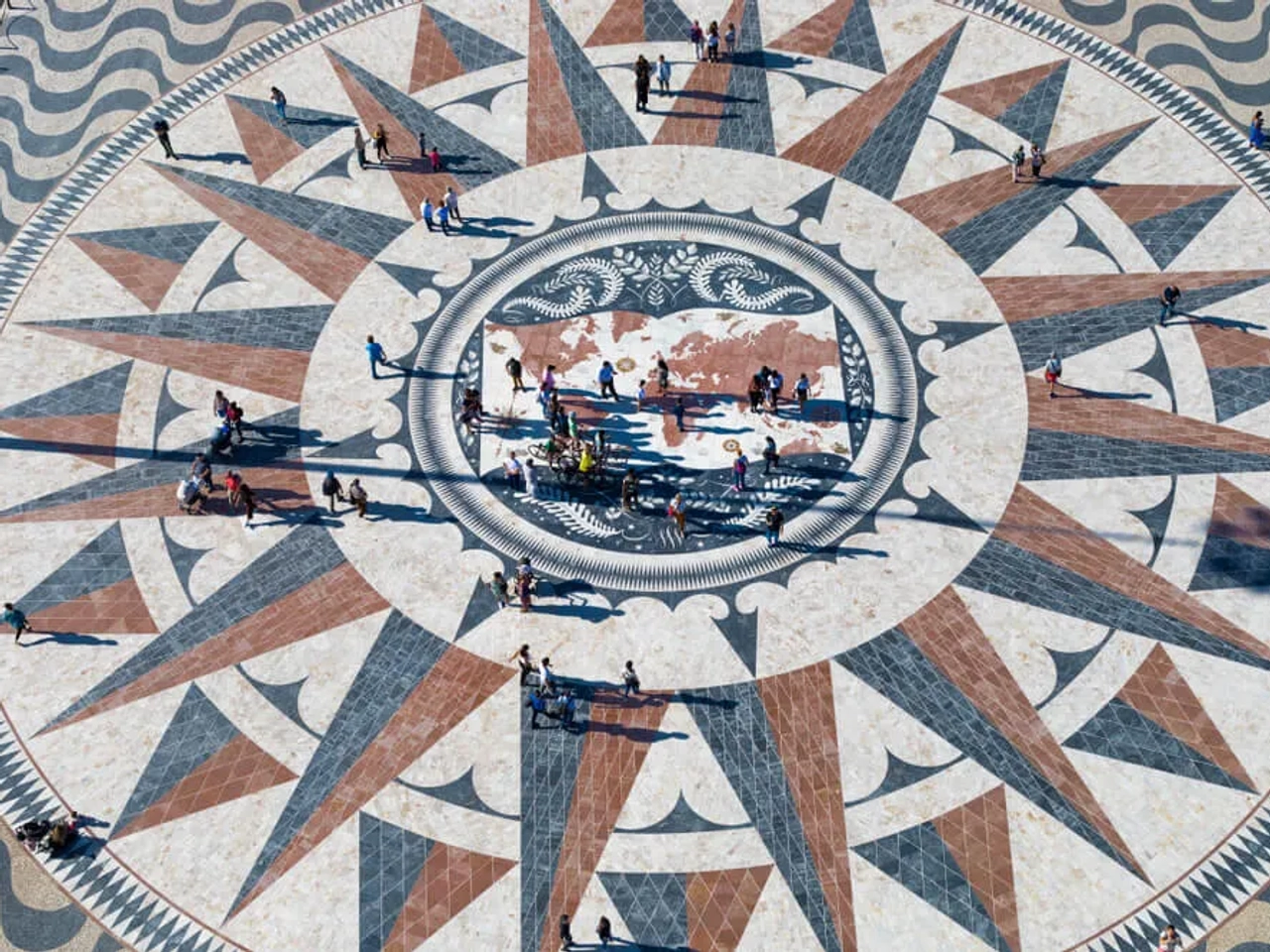 vista da rosa dos ventos desde o alto do miradouro do padrão dos descobrimentos