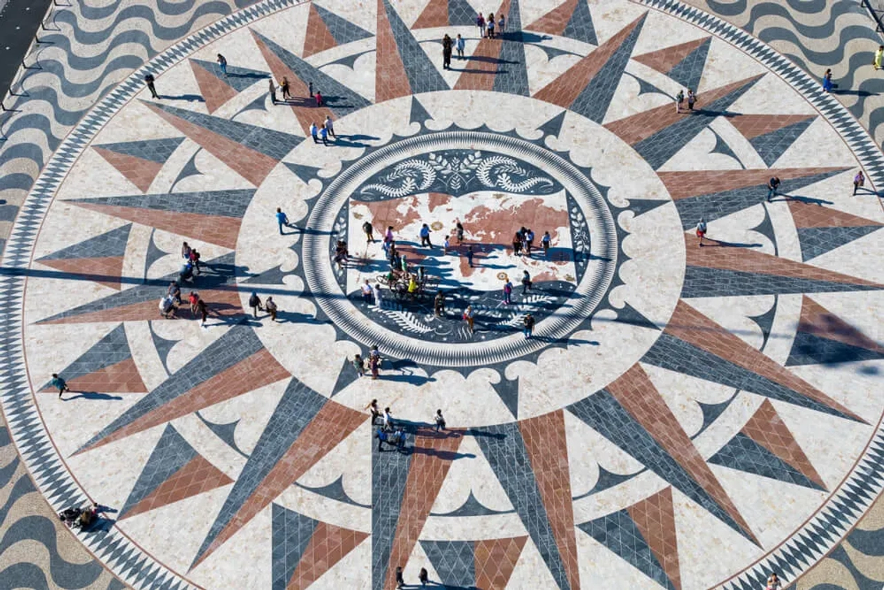 vista da rosa dos ventos desde o alto do miradouro do padrão dos descobrimentos