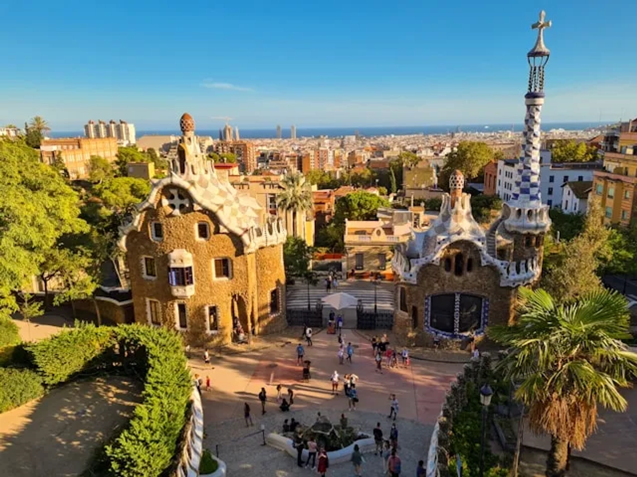parque güell visto de cima em barcelona durante o dia