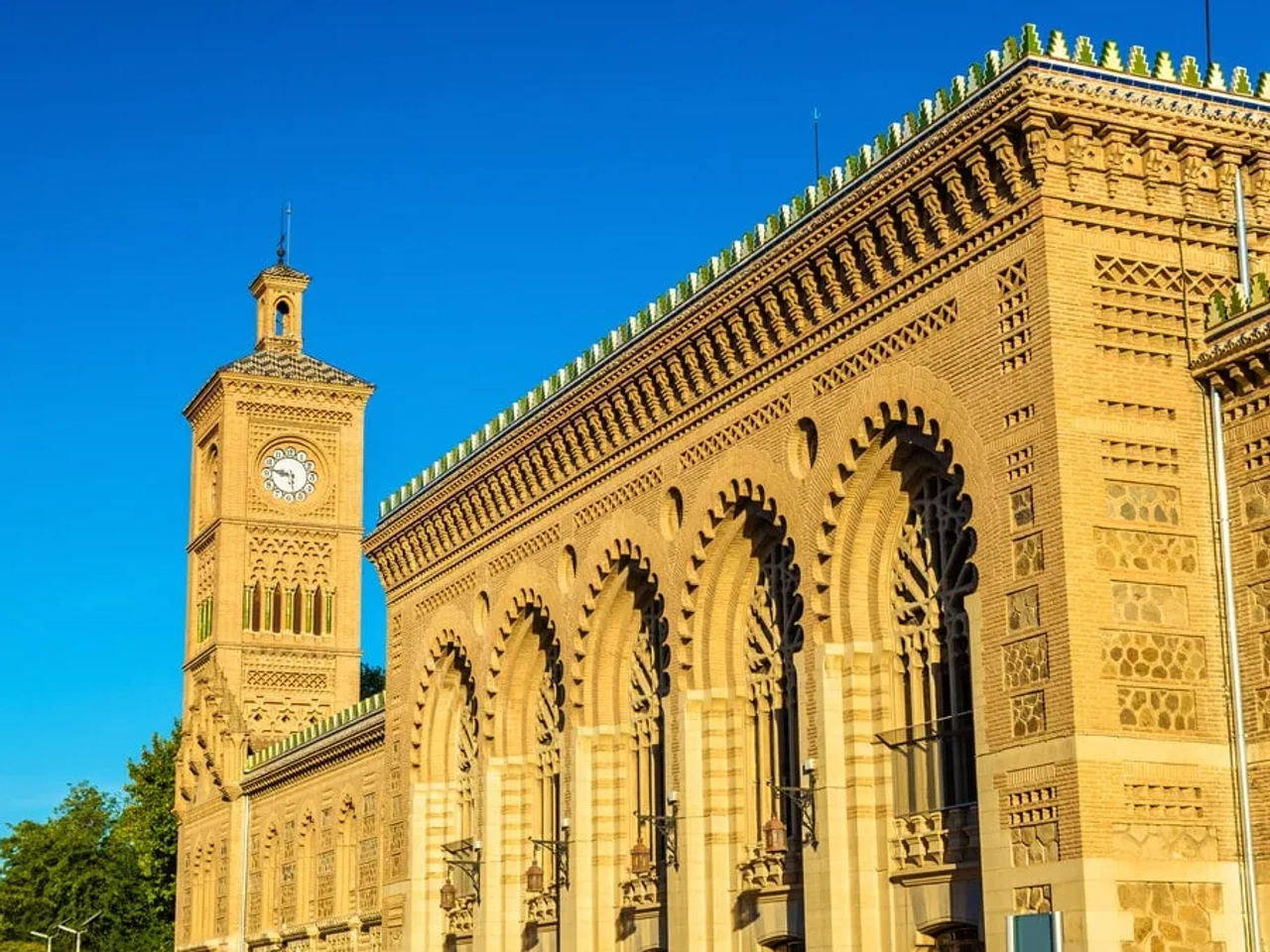 fachada lateral da estaçao de comboios