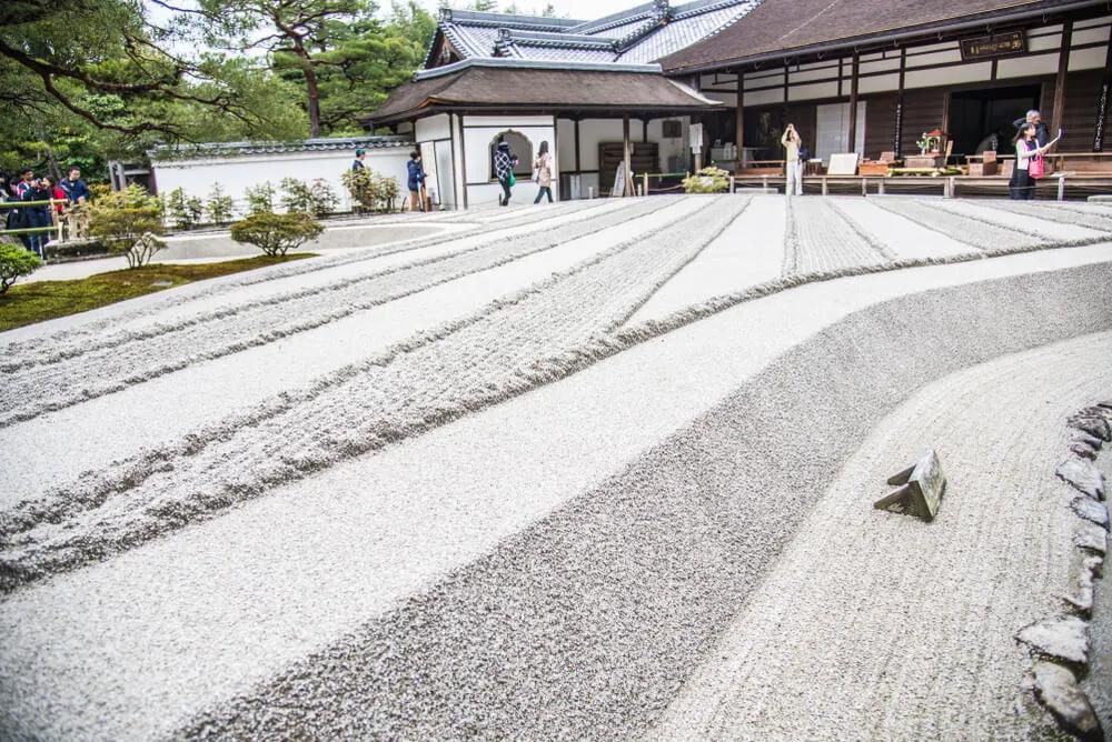 monges a fazer as suas atividades diarias no templo