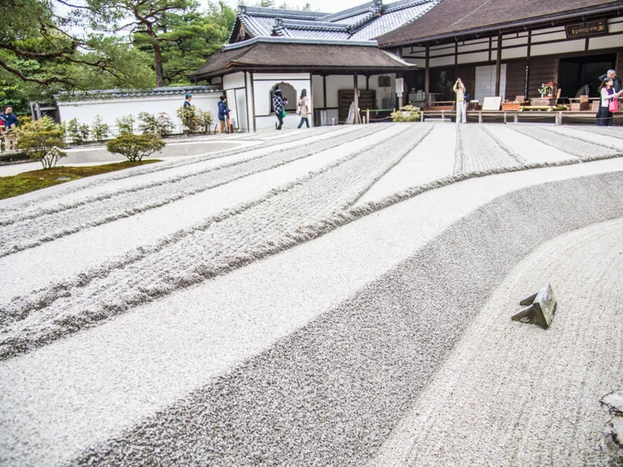 monges a fazer as suas atividades diarias no templo