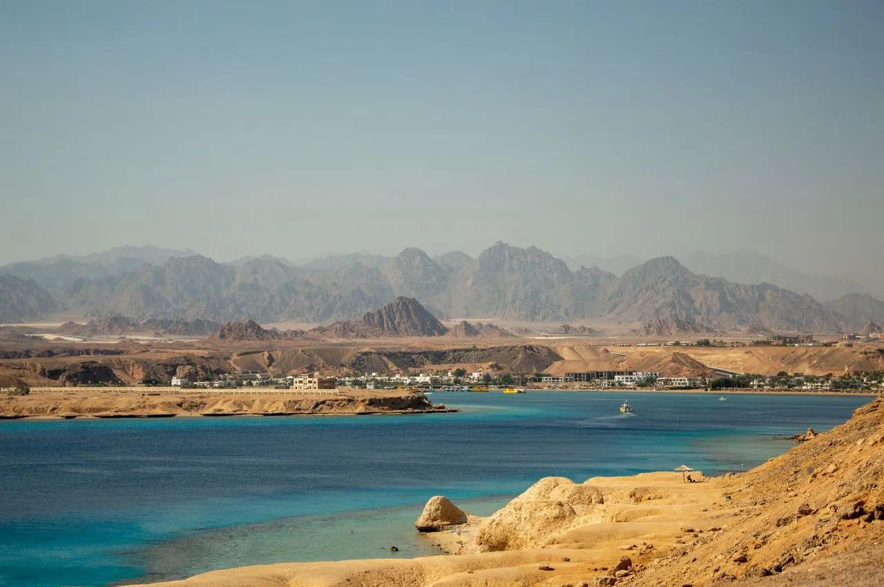 Sharm El Sheikh, Egitto. Vista panoramica di una località costiera con acque turchesi e montagne aspre sullo sfondo