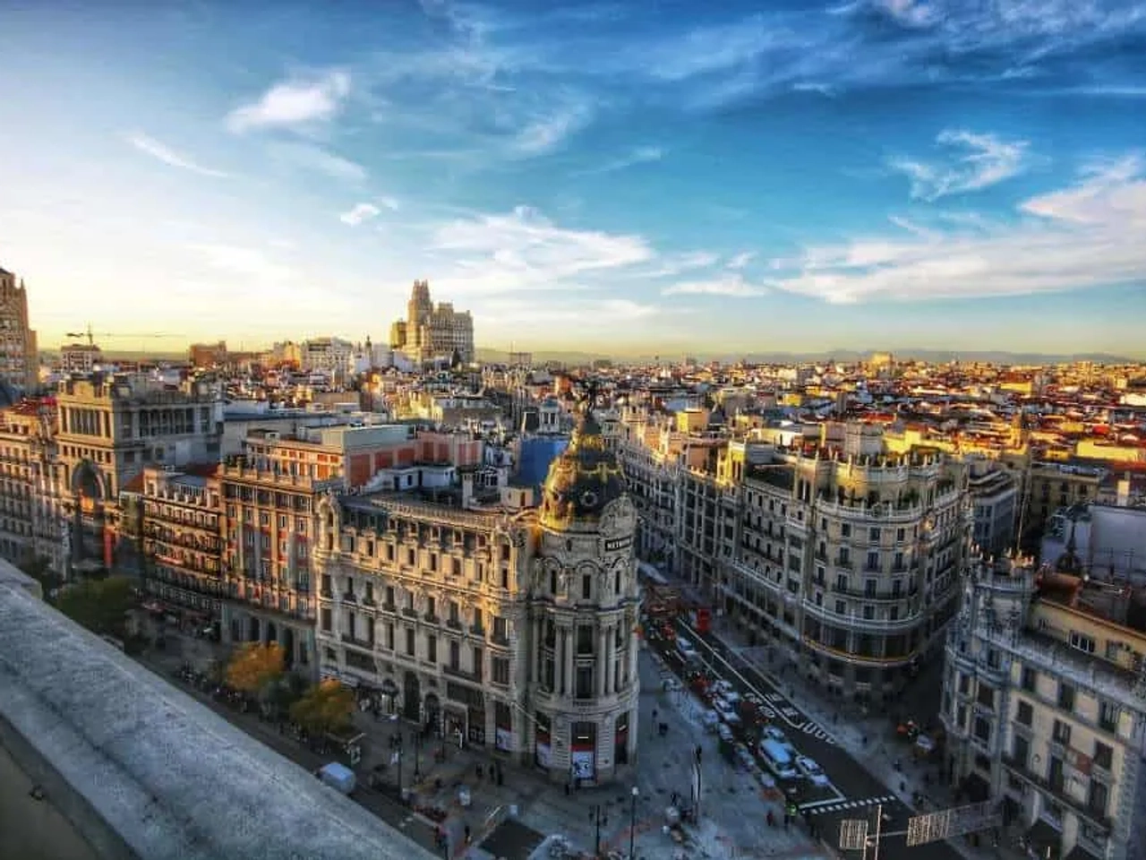 Vista panorámica de Madrid con edificios emblemáticos y cielo despejado.