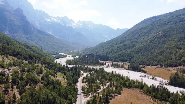 montanhas a volta do rio em valbona na albania