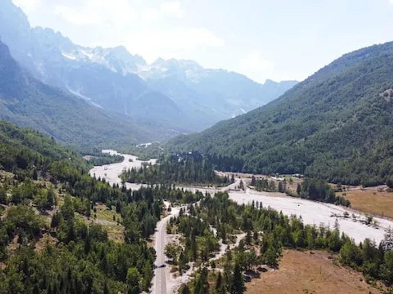 montanhas a volta do rio em valbona na albania