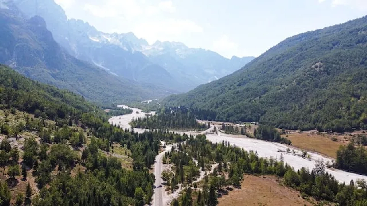 montanhas a volta do rio em valbona na albania