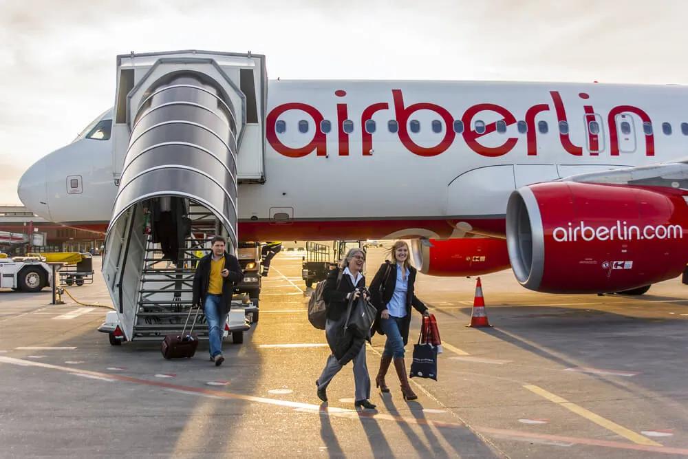 pessoas a sair de um voo da air berlim