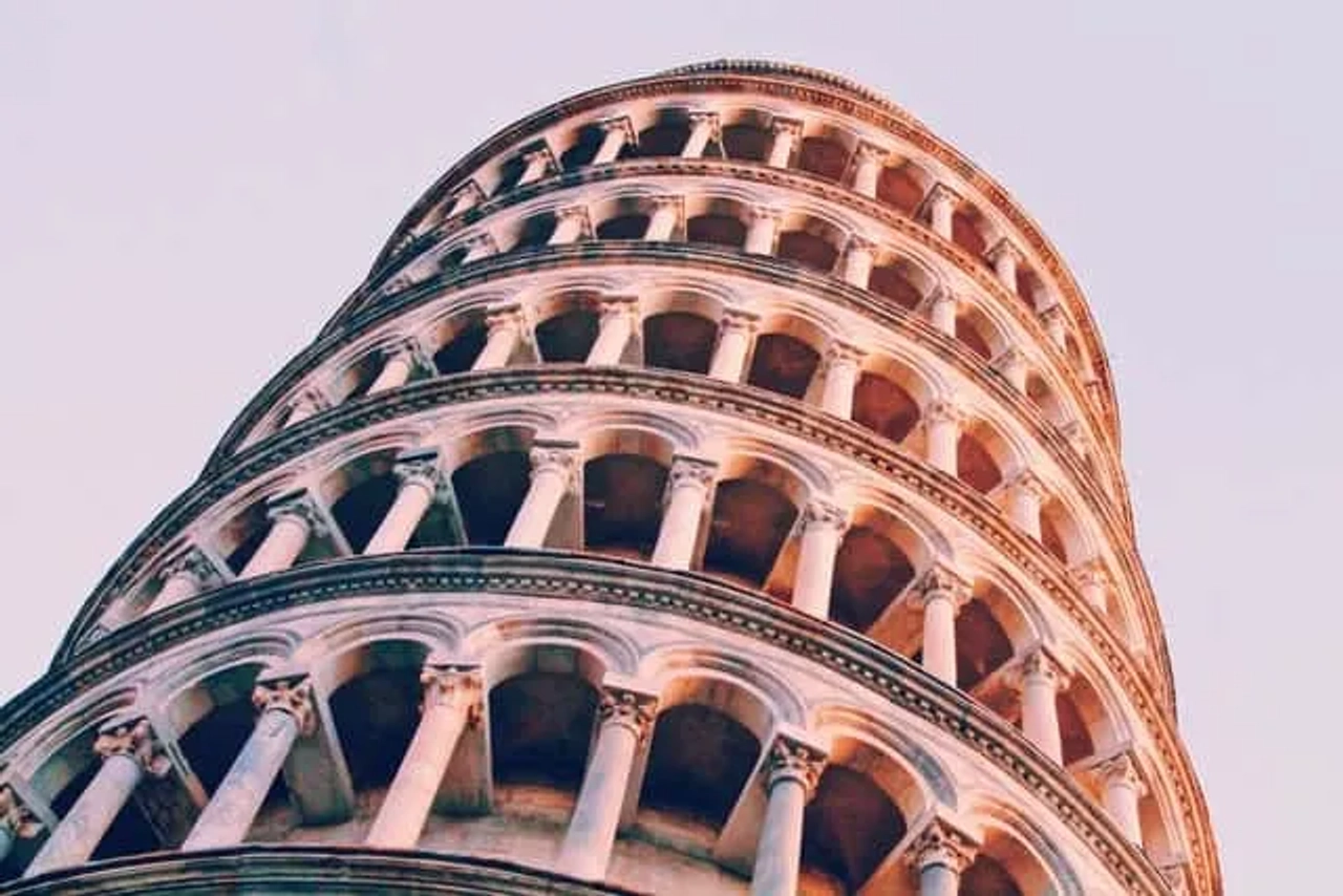 vista de baixo da torre de pisa em italia
