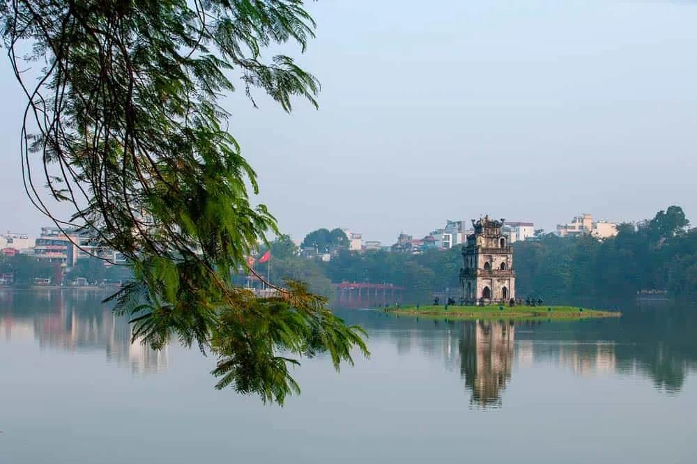 el Lago Hoan Kiem y el Templo Ngoc Son