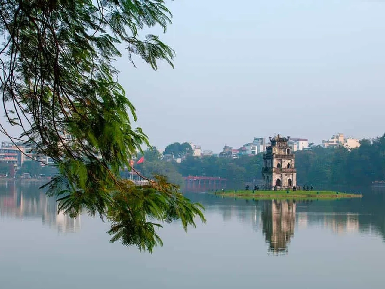 el Lago Hoan Kiem y el Templo Ngoc Son
