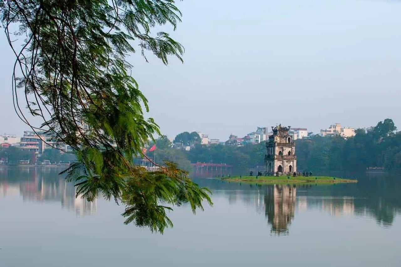 el Lago Hoan Kiem y el Templo Ngoc Son