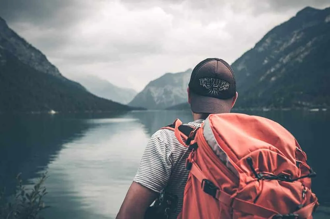 viajante com mochila às costas a apreciar a vista