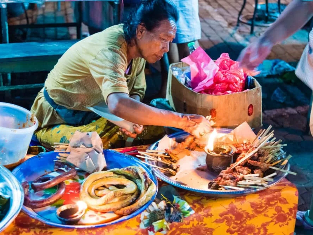comida local num mercado do sudeste asiatico