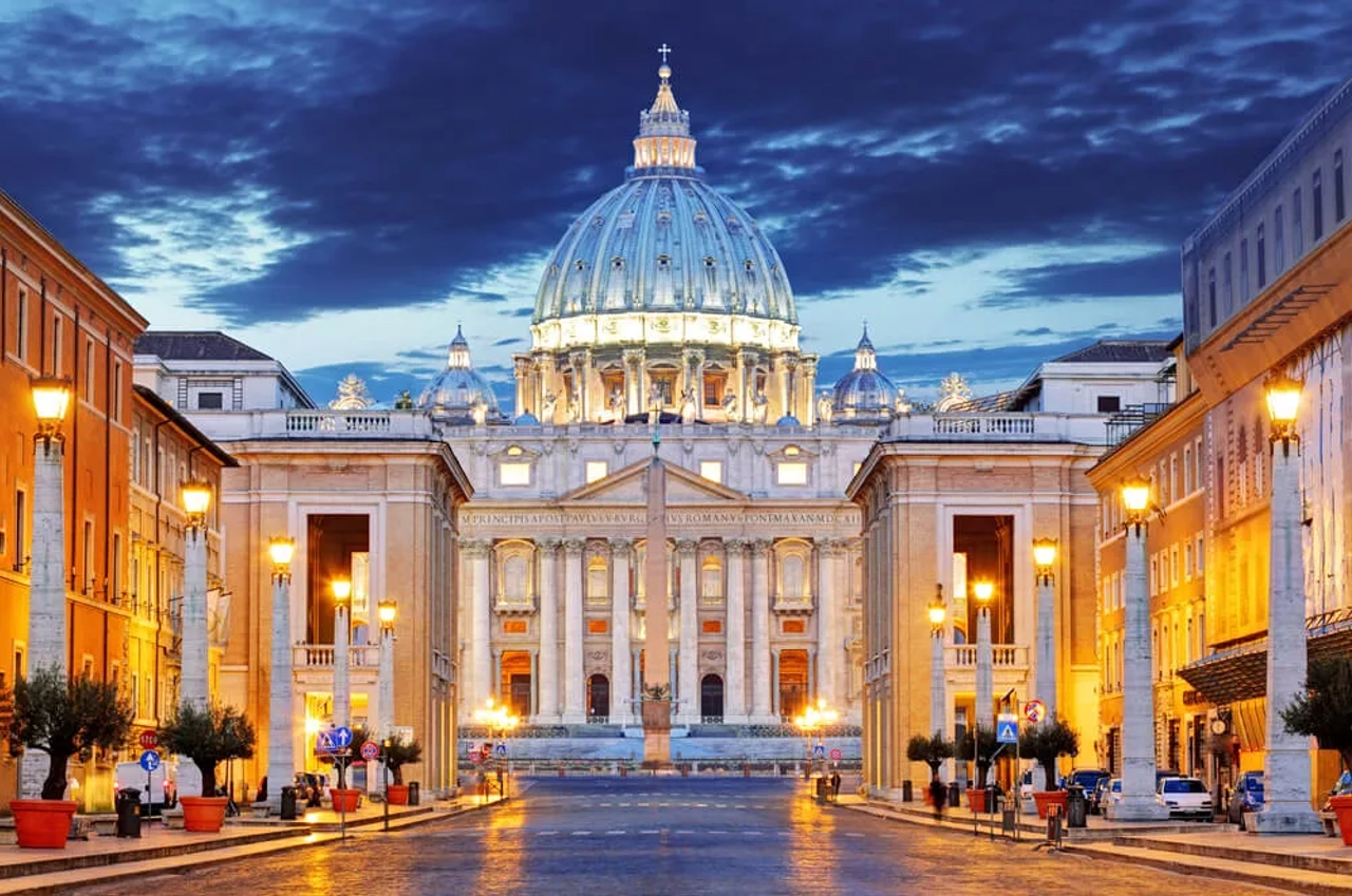 basilica de sao pedro iluminada a noite