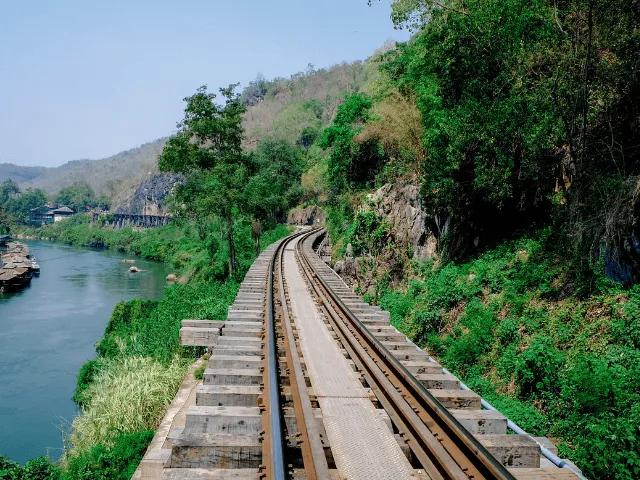 caminho de comboios antigo ao pé do rio na Ponte Tham Krasae em Kanchanaburi