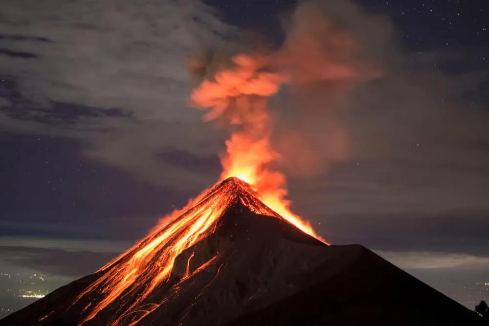 vulcao em erupçao durante a noite