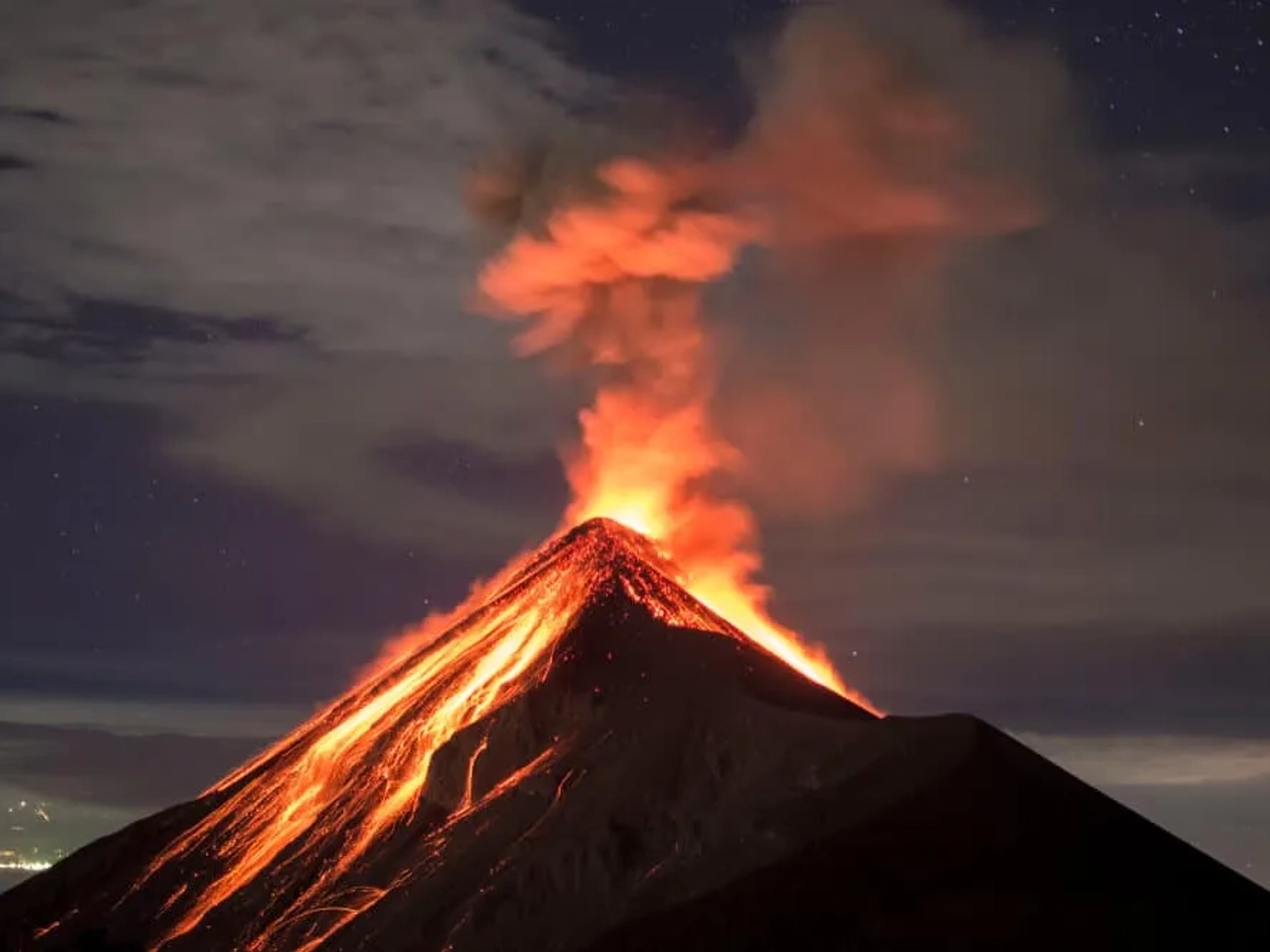 vulcao em erupçao durante a noite
