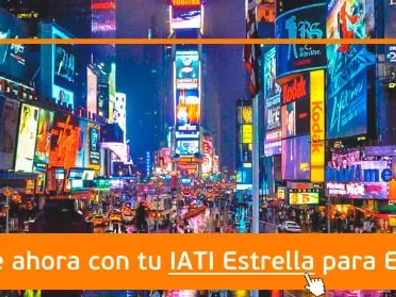 Vista nocturna de Times Square, con luces brillantes y anuncios publicitarios.