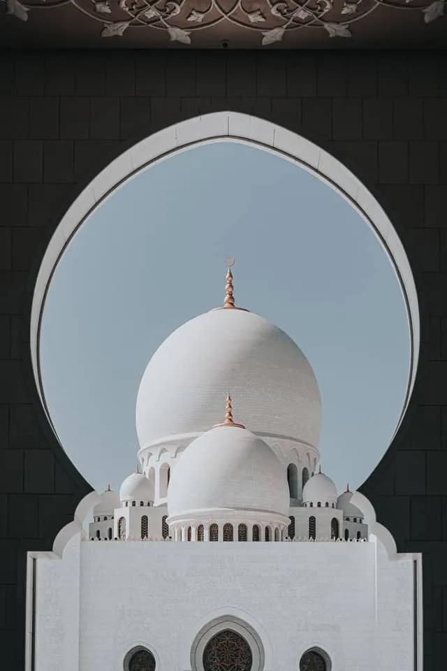cúpula branca em abu dhabi