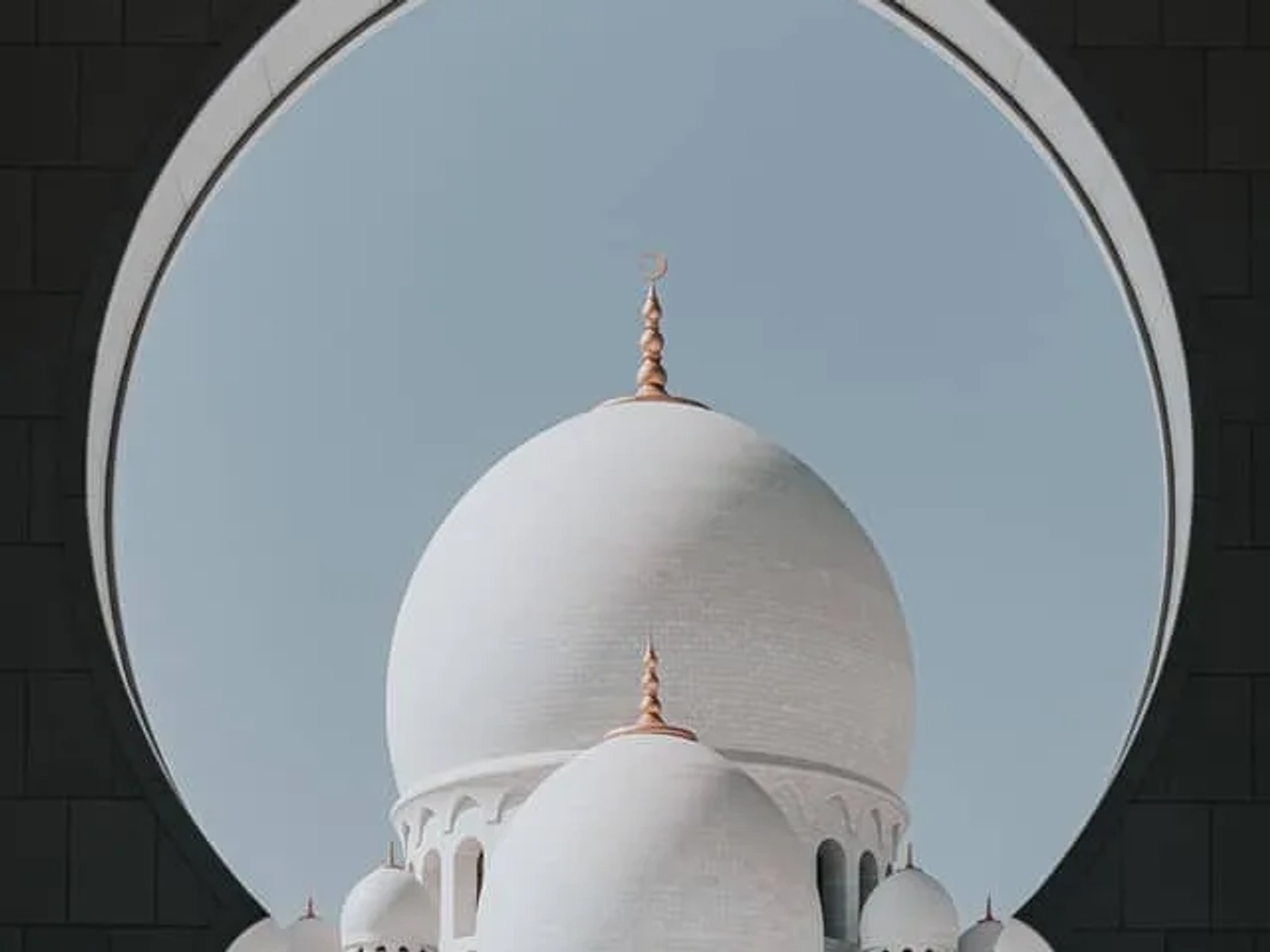 cúpula branca em abu dhabi