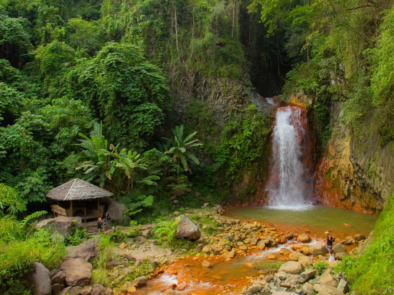 cascata no meio da natureza nas filipinas