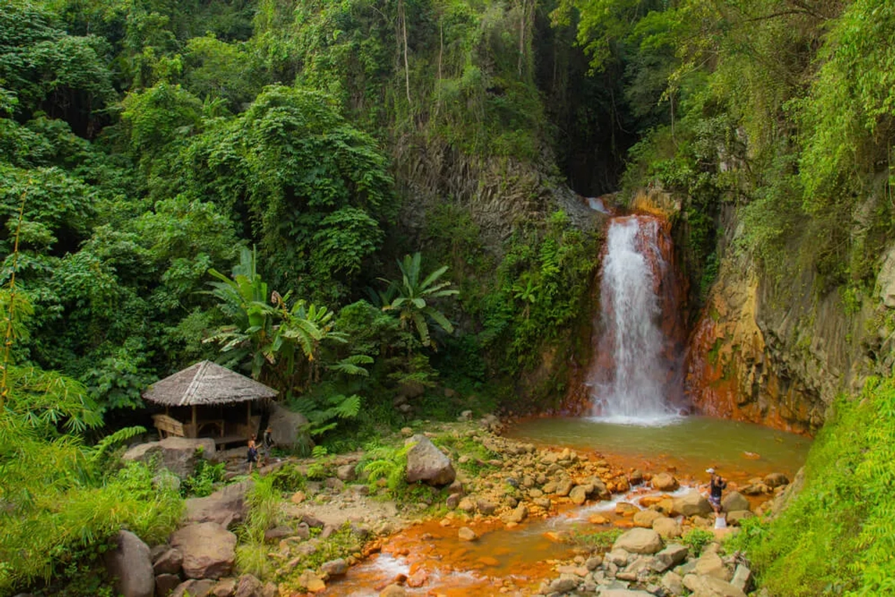 cascata no meio da natureza nas filipinas