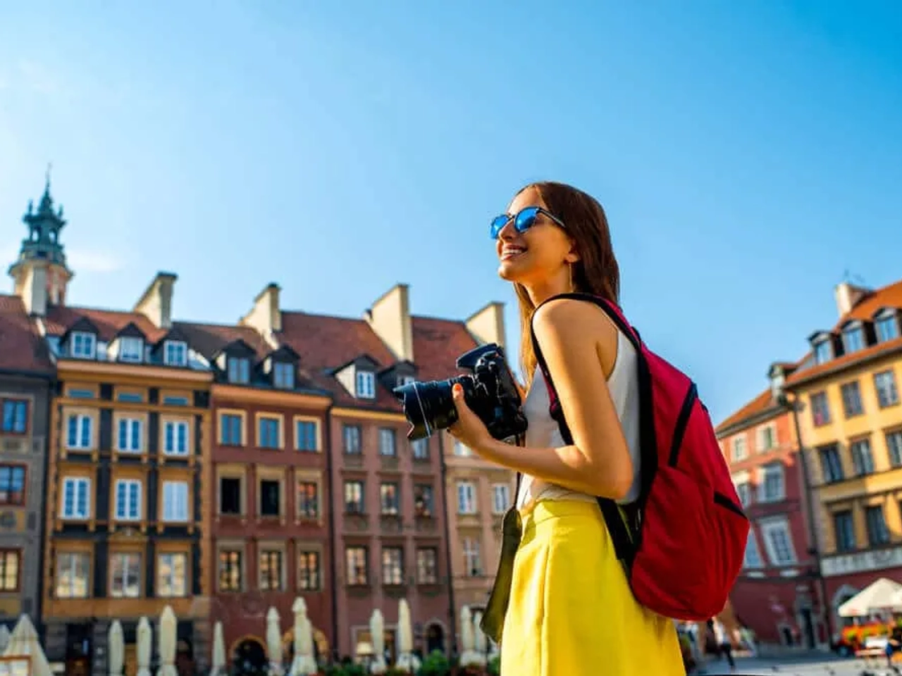 jovem passeia por varsovia de manga curta