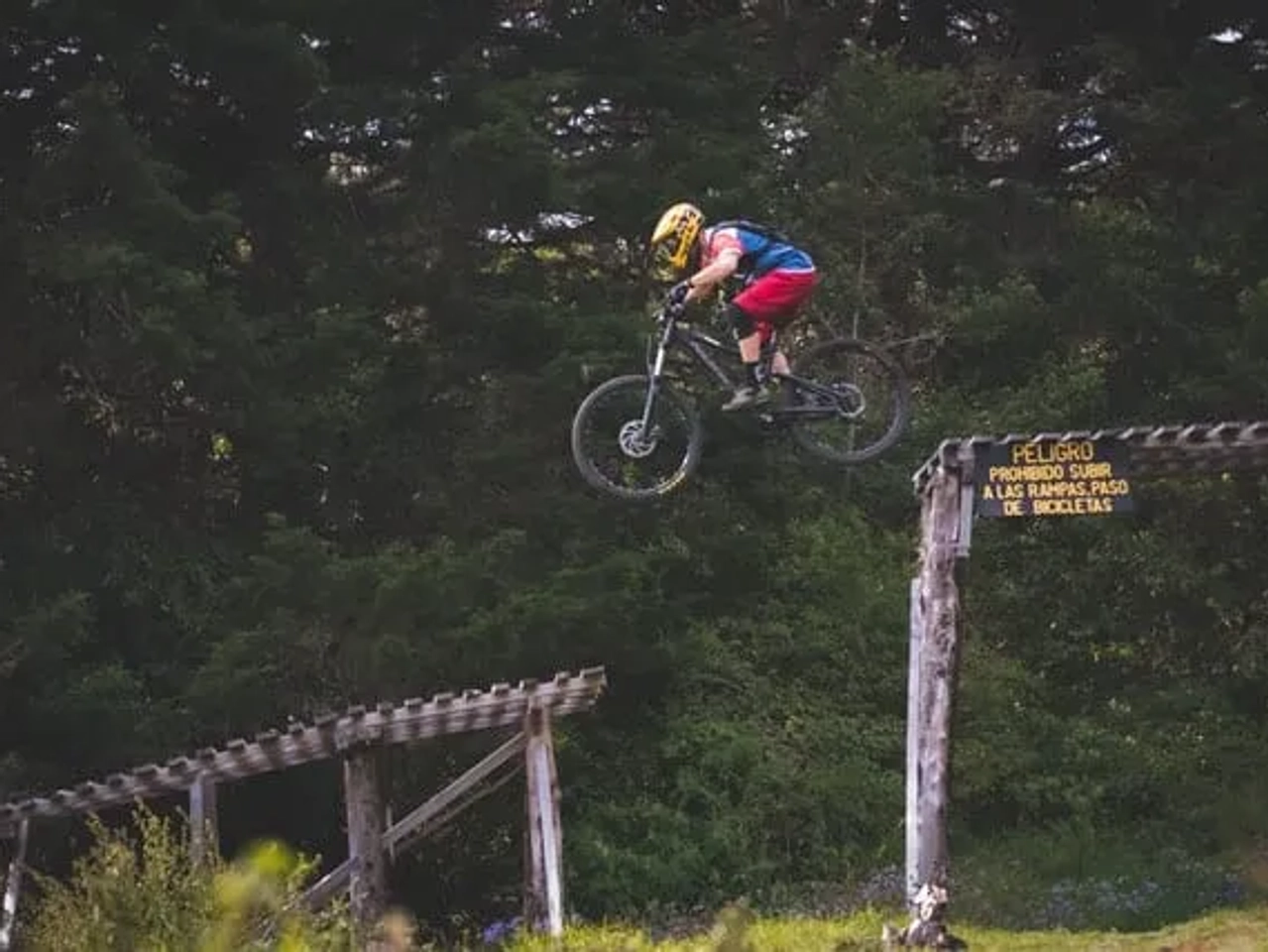 motociclista em pista na costa rica