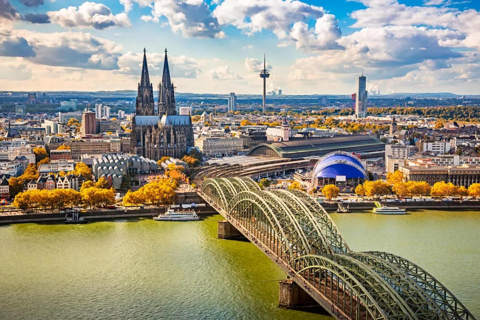 panoramica de colonia com a catedral em destaque