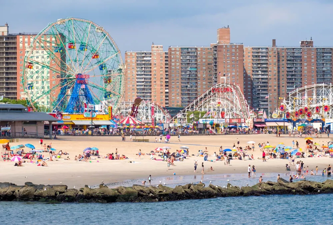panoramica da praia de coney island e do parque de diversoes