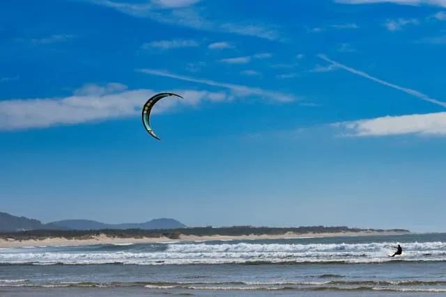 pessoa a fazer kitesurf na praia do cebedelo em viana do castelo, portugal