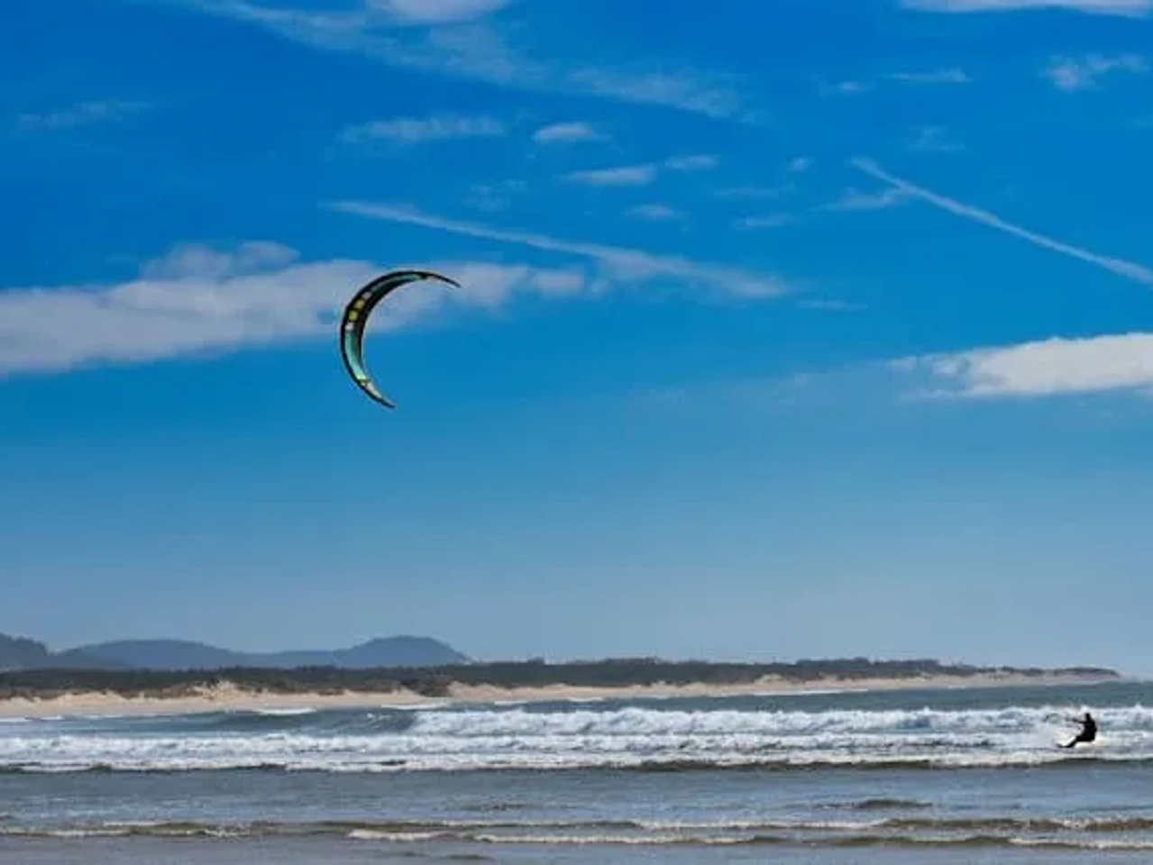 pessoa a fazer kitesurf na praia do cebedelo em viana do castelo, portugal